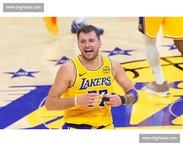 双核缺席夜，里夫斯 51 分扛湖人大旗