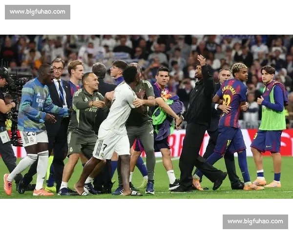 维尼修斯领衔三将抵皇马驻地 阿隆索率队冲刺世俱杯关键战